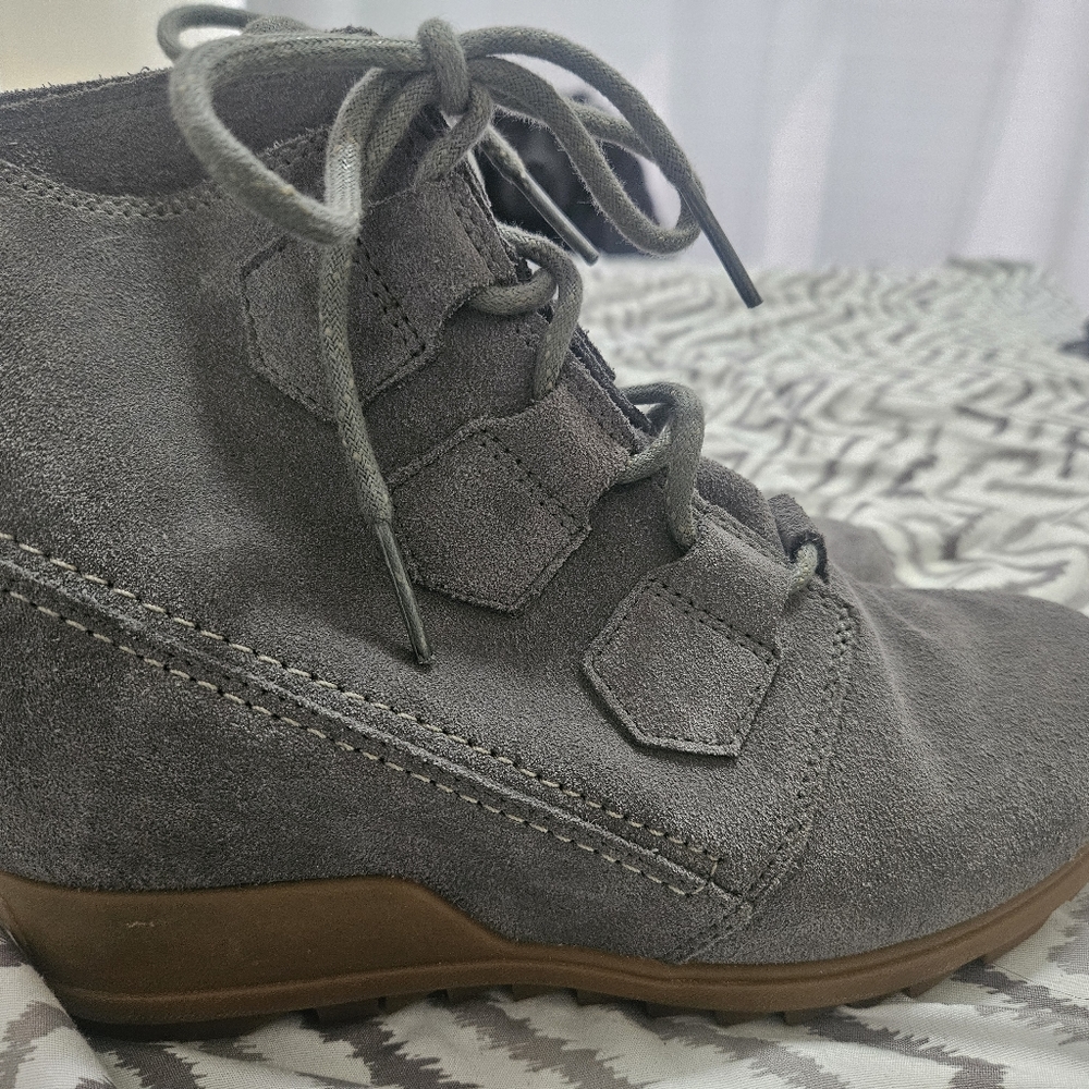 Grey sorel boots